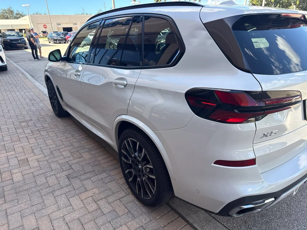 Used 2024 White BMW sDrive40i image 7