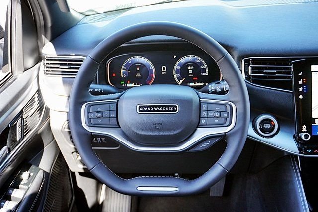 New 2026 Bright White Clear-Coat Exterior Paint Jeep Limited Altitude image 27