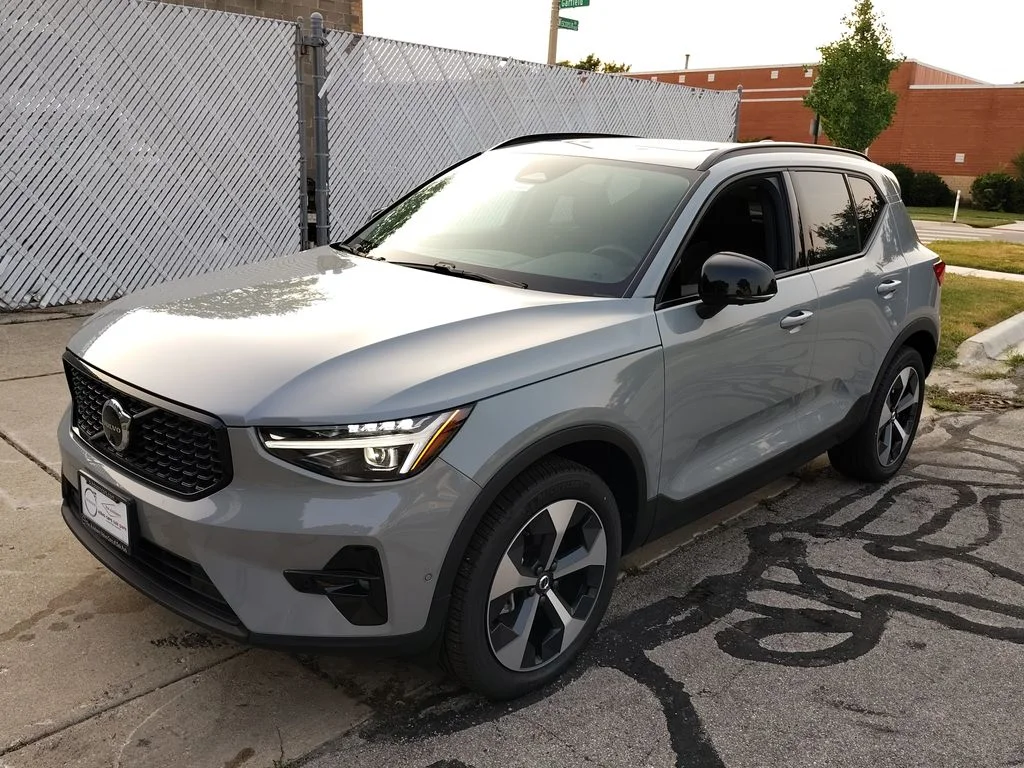 2026 Volvo XC40 Plus - Photo 6