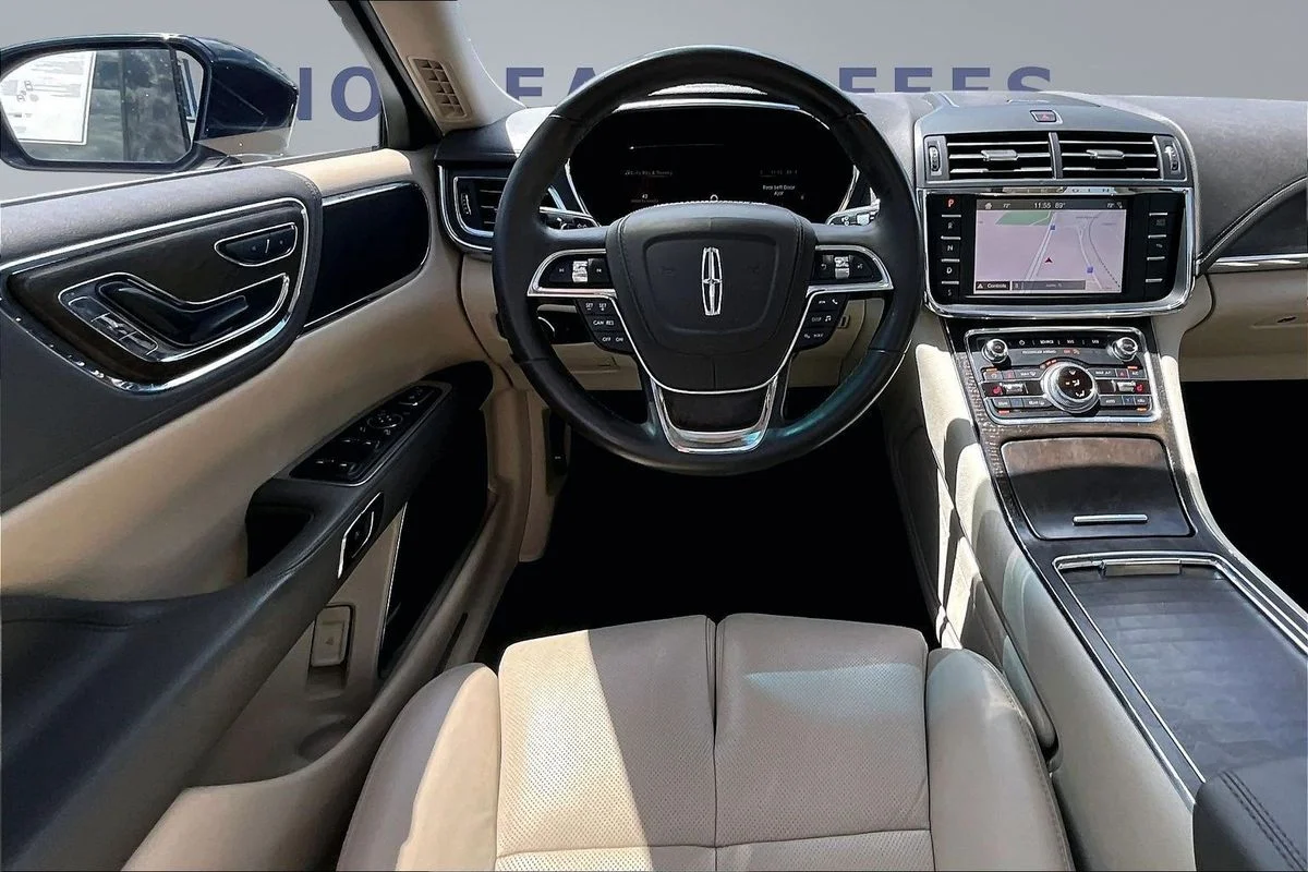 Used 2017 Blue Lincoln Select image 8