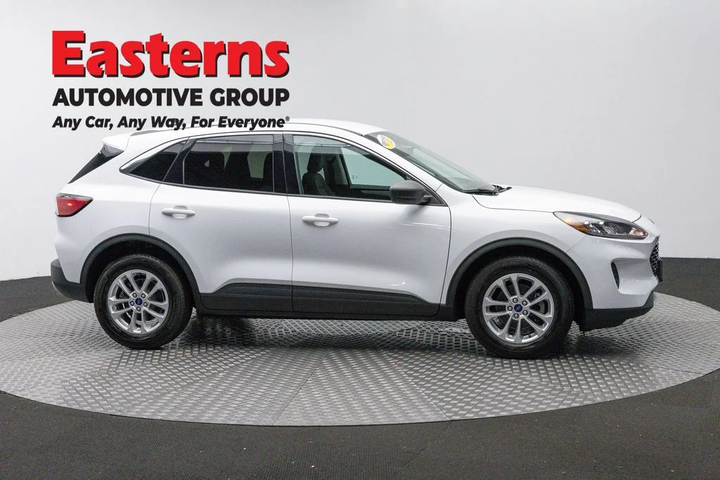 Used 2022 White Ford SE image 4