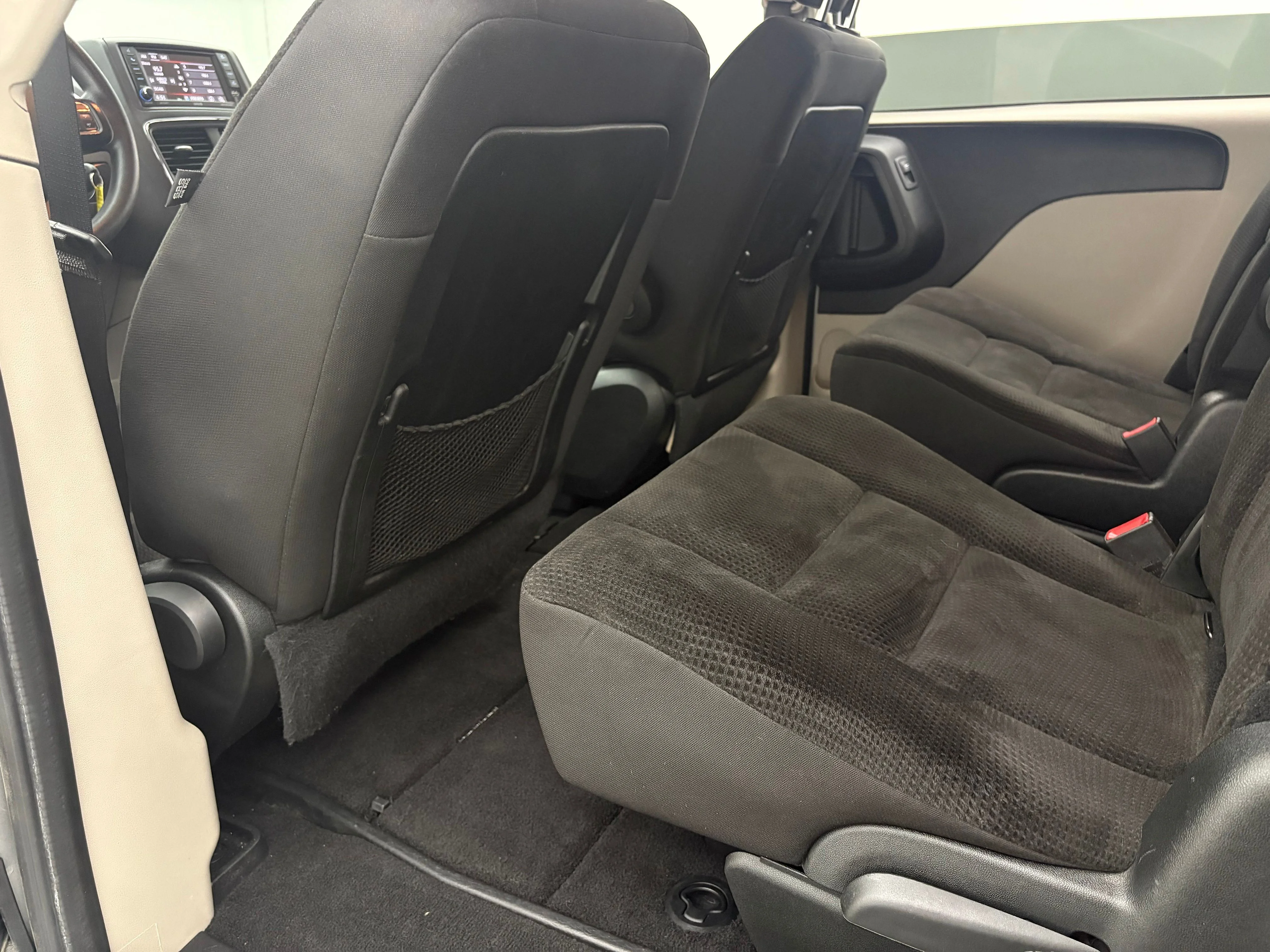 Used 2018 Billet Silver Metallic Clearcoat Dodge SE image 31