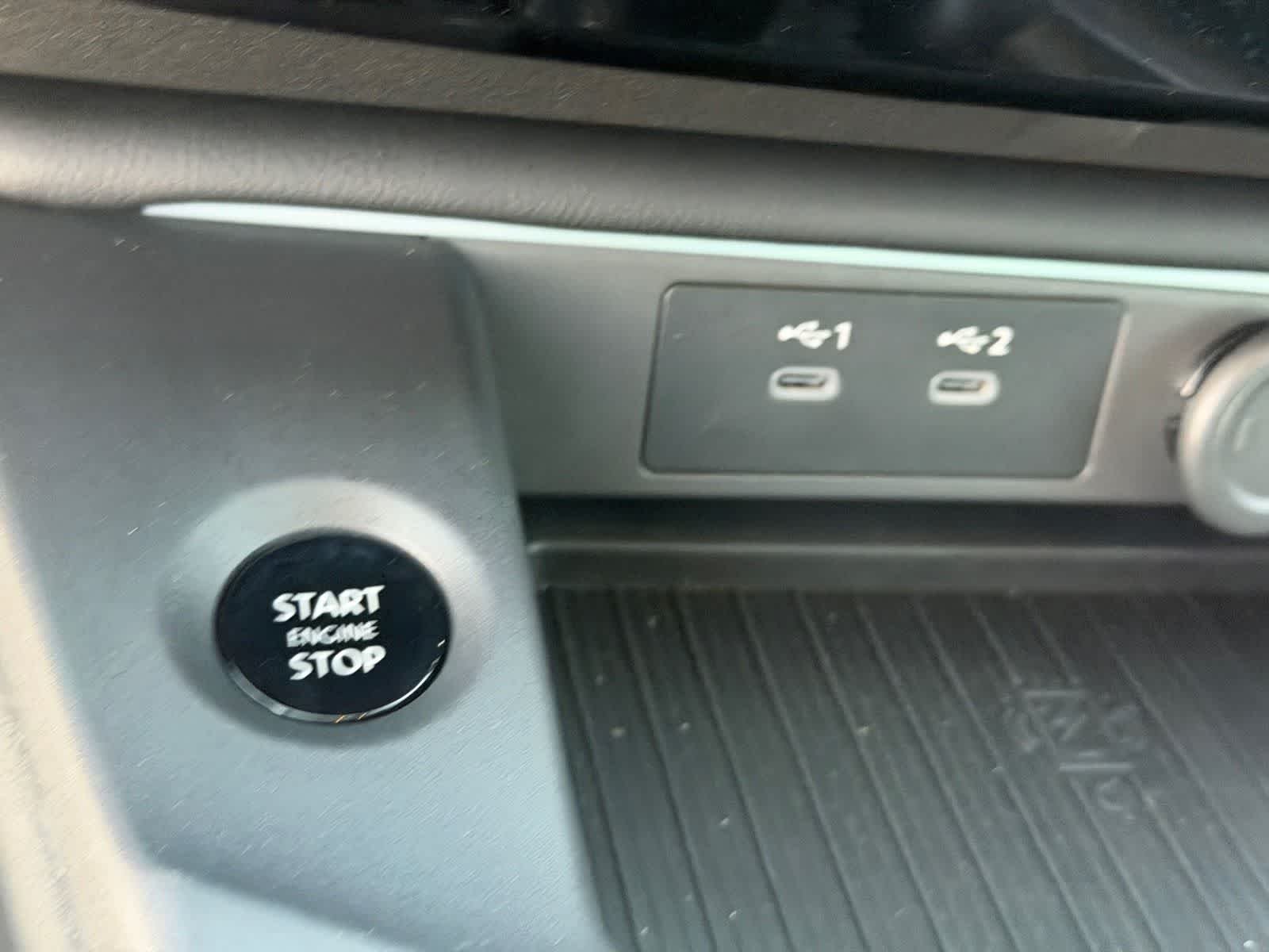 Nueva imagen del Nissan SR 2026 en dos tonos: Bluestone Pearl y Super Black 25