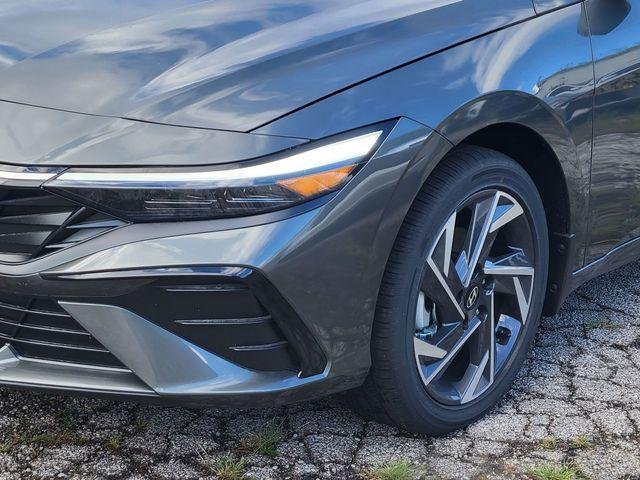 2025 Hyundai Elantra Limited - Photo 12