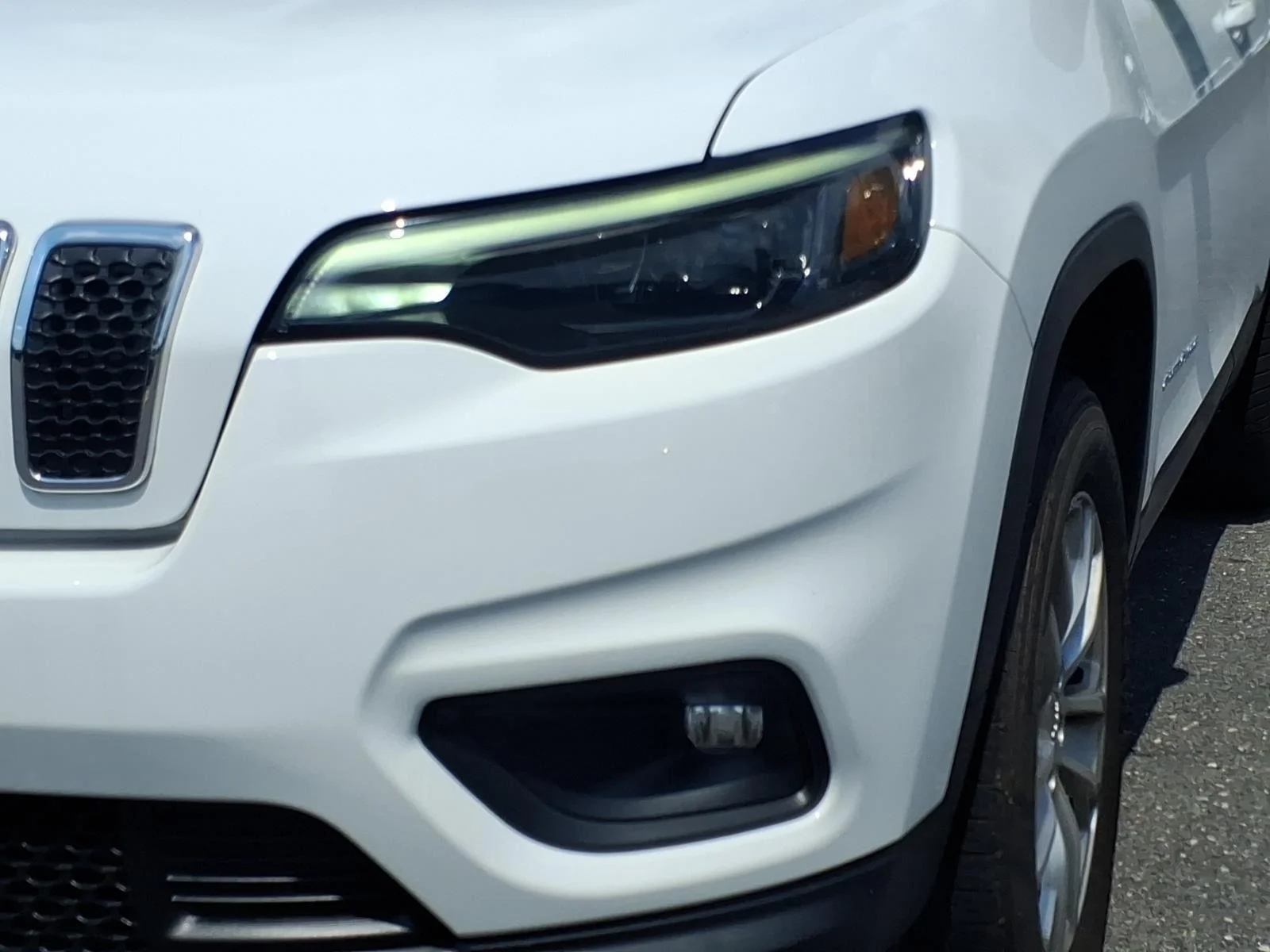 Used 2022 Bright White Clearcoat Jeep Latitude Lux image 14