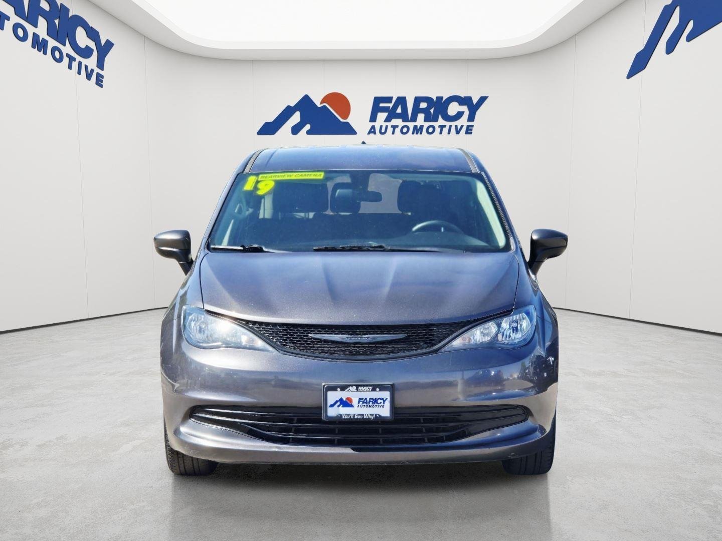 Used 2019 Granite Crystal Metallic Clearcoat Chrysler L image 2
