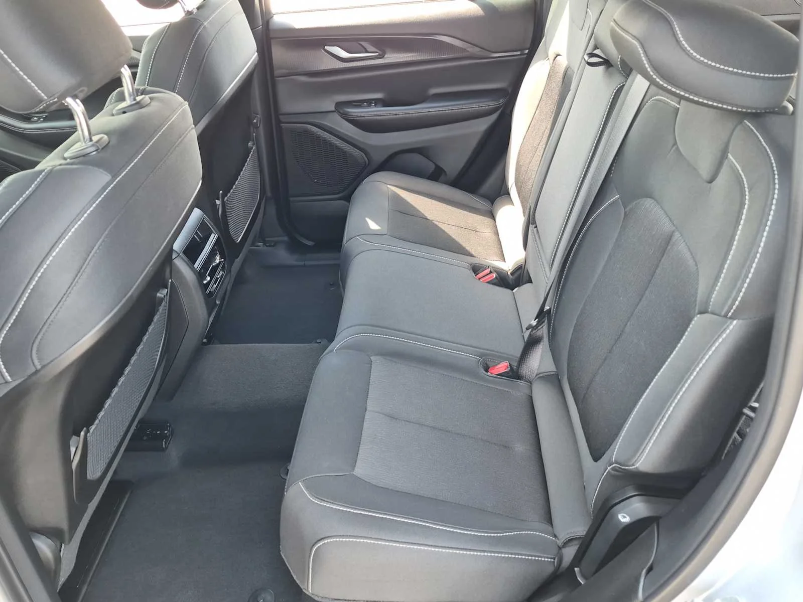 Used 2024 Silver Zynith Jeep Laredo X image 11