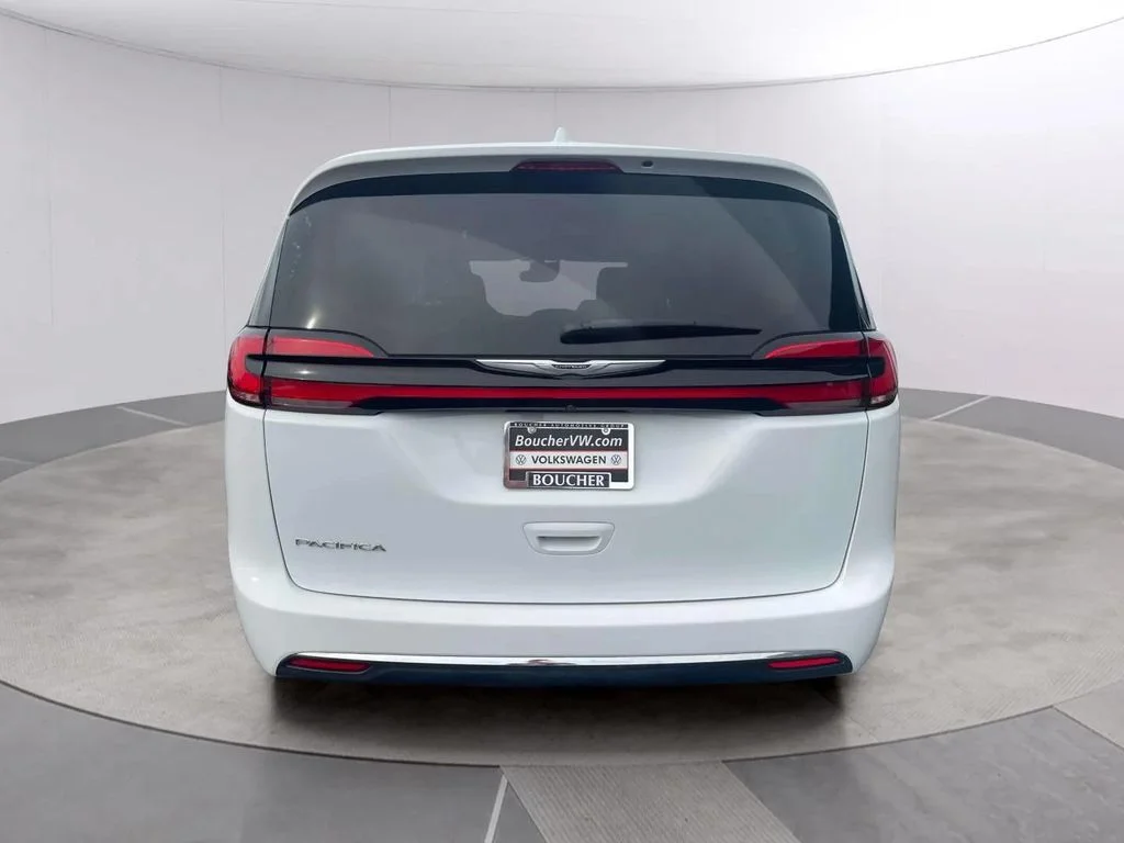 Used 2022 Bright White Clearcoat Chrysler Touring L image 4