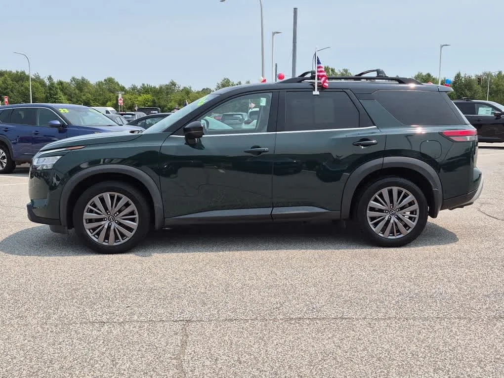 Used 2023 Obsidian Green Pearl/Super Black Nissan SL image 5