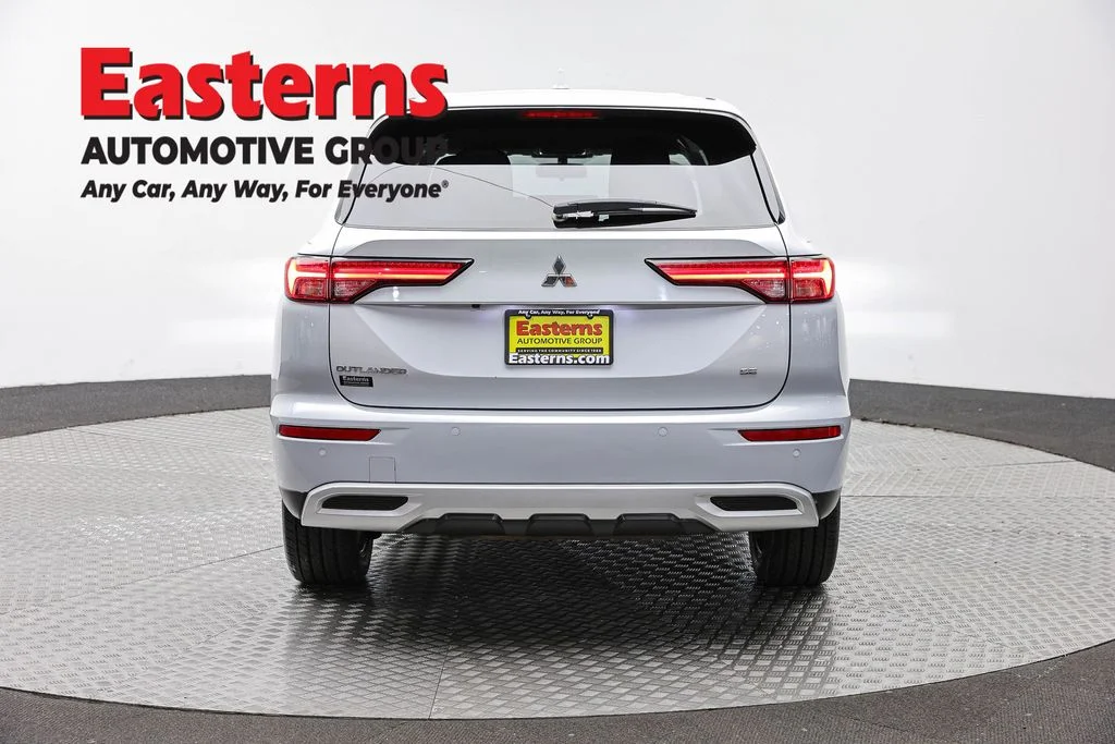 Used 2024 White Mitsubishi SE image 6