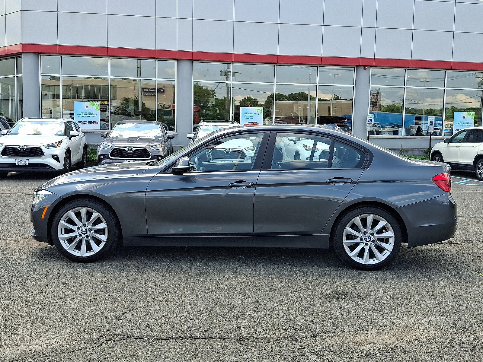 Used 2018 Mineral Gray Metallic BMW 320i xDrive image 4