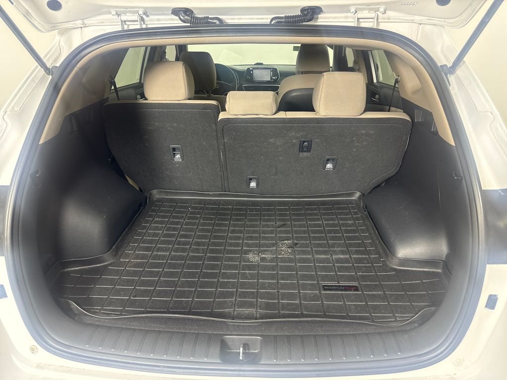 Used 2019 White Hyundai SE image 7