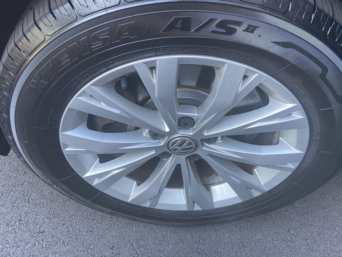 Used 2018 Deep Black Pearl Metallic Volkswagen SE image 23