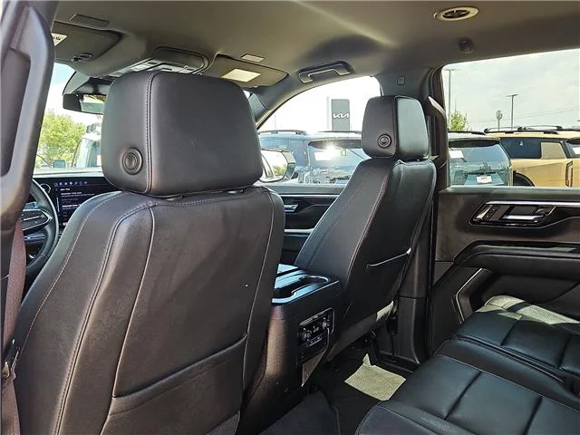 Used 2025 Summit White Chevrolet LT 4x2 image 8