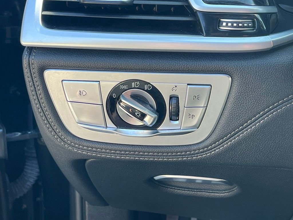 Used 2019 Black Sapphire Metallic BMW 750i xDrive image 38