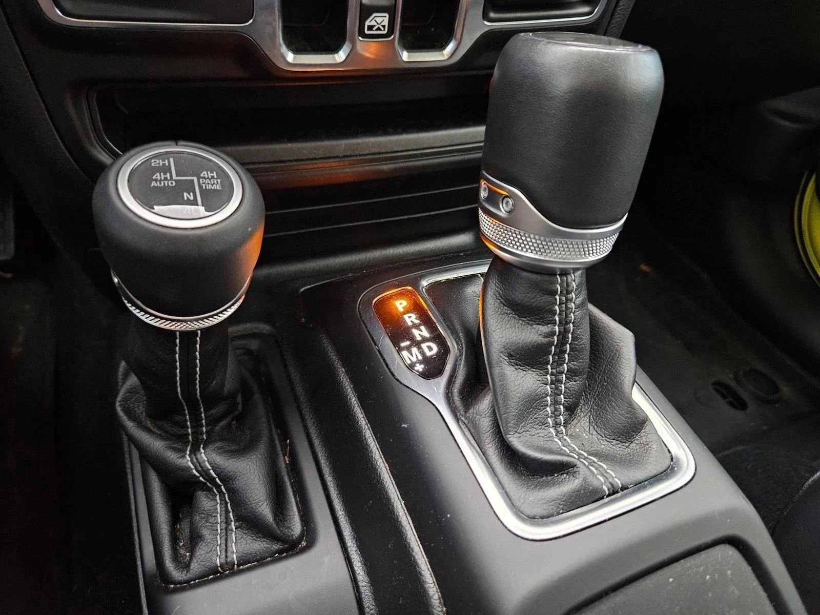 Used 2023 High Velocity Clearcoat Jeep Sahara image 21