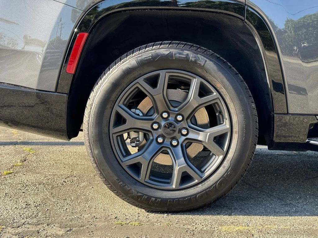 New 2026 Baltic-Gray Metallic Clear-Coat Exterior Paint Jeep Limited Altitude image 16