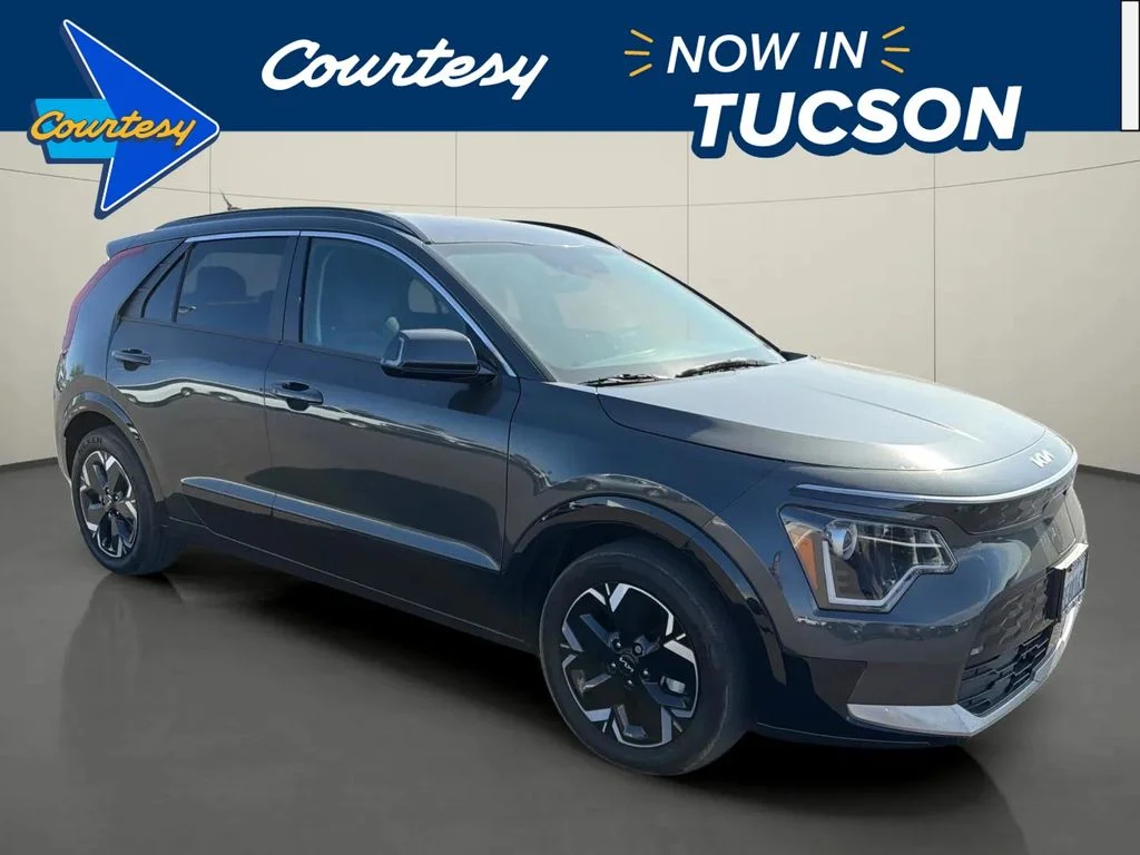 Used 2023 Gray Kia Wind image 1