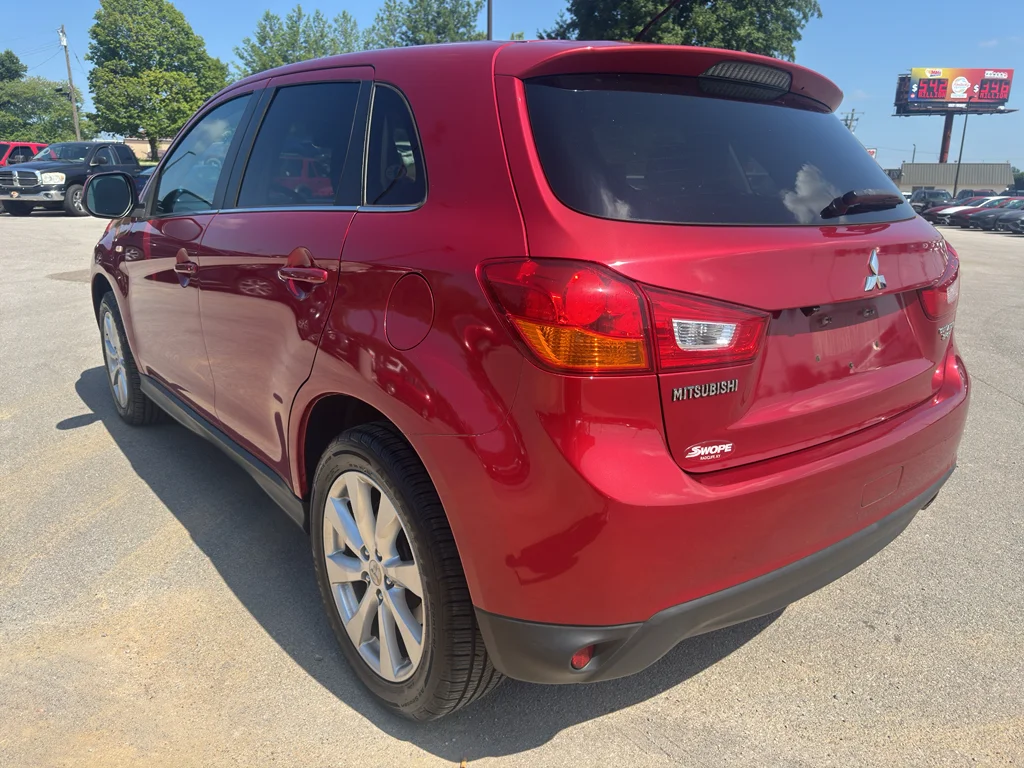 Used 2015  Mitsubishi SE image 5