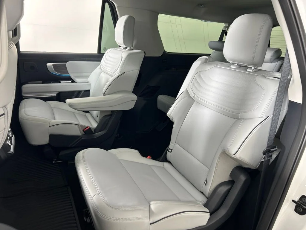 New 2026 Star White Metallic Tri-Coat Ford MAX Platinum® image 40