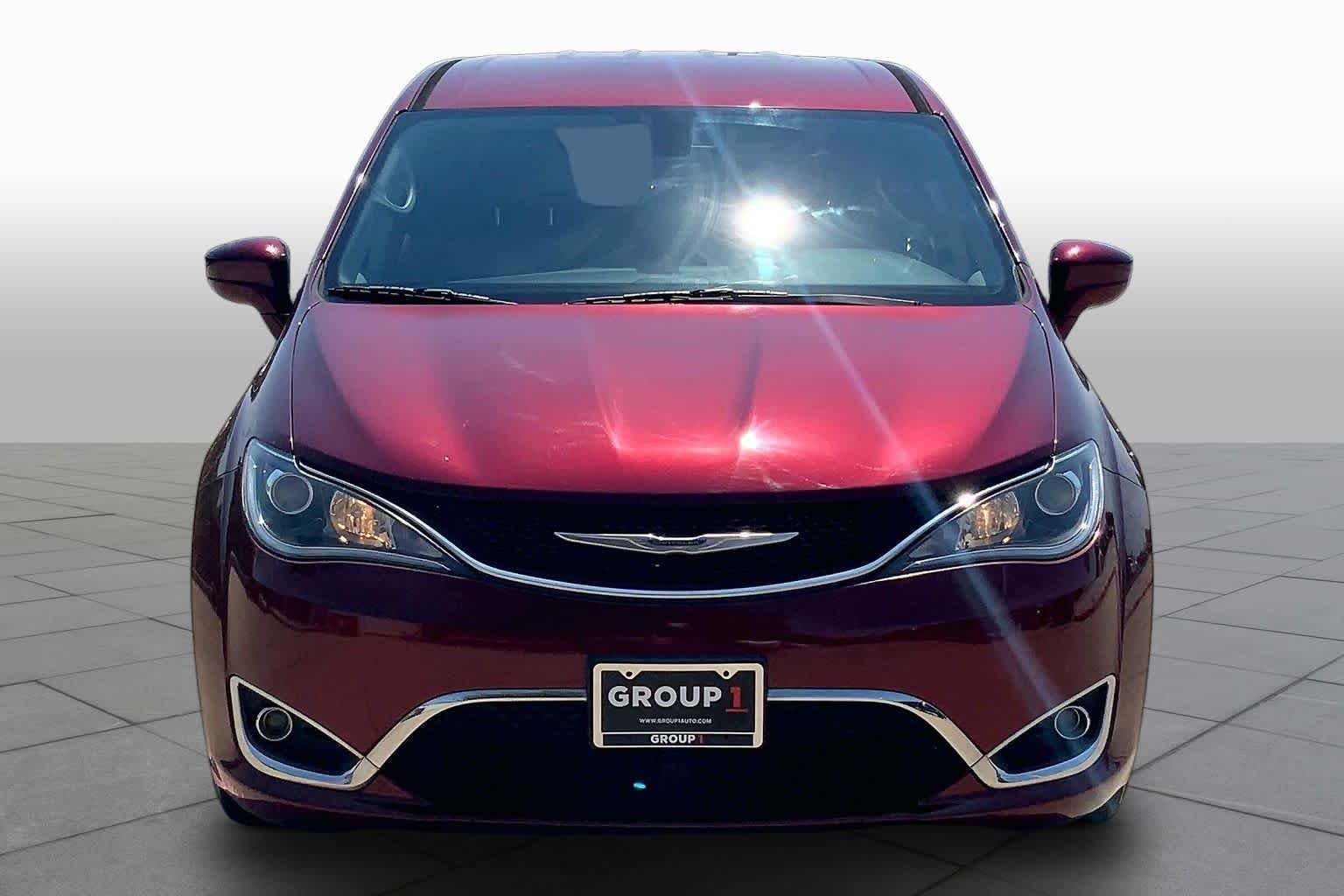 Used 2018 Velvet Red Pearl Coat Chrysler Touring Plus image 3