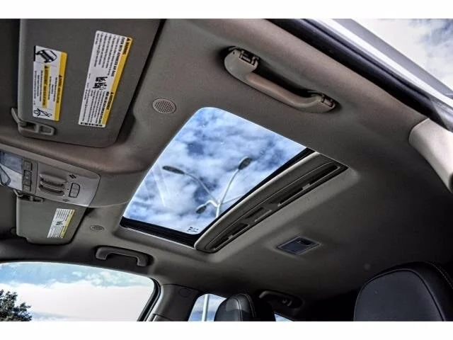 Used 2019 Summit White Buick Essence image 13