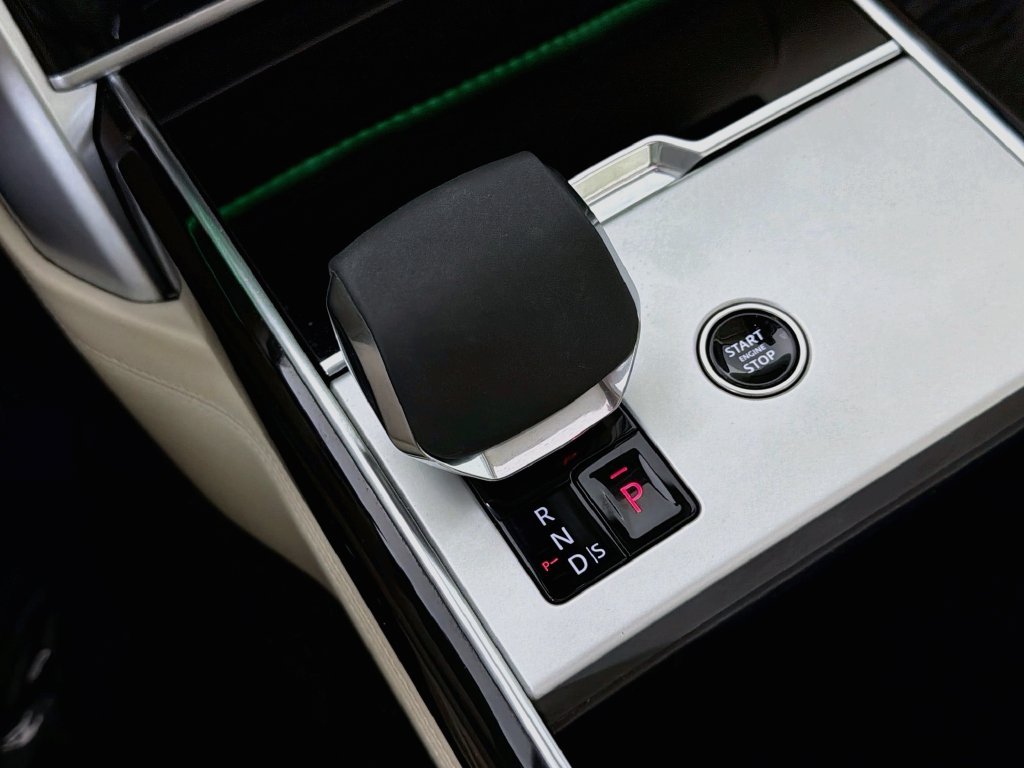 Certified Used 2024 White Land Rover Autobiography image 17