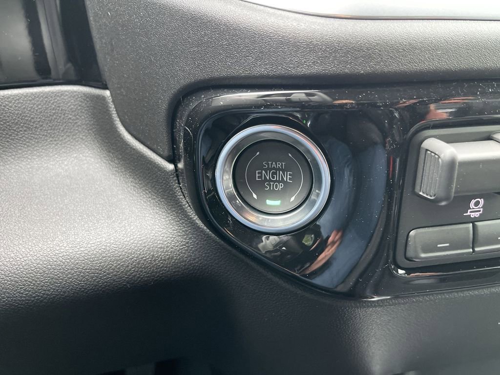 New 2026 Sterling Metallic GMC Elevation image 17