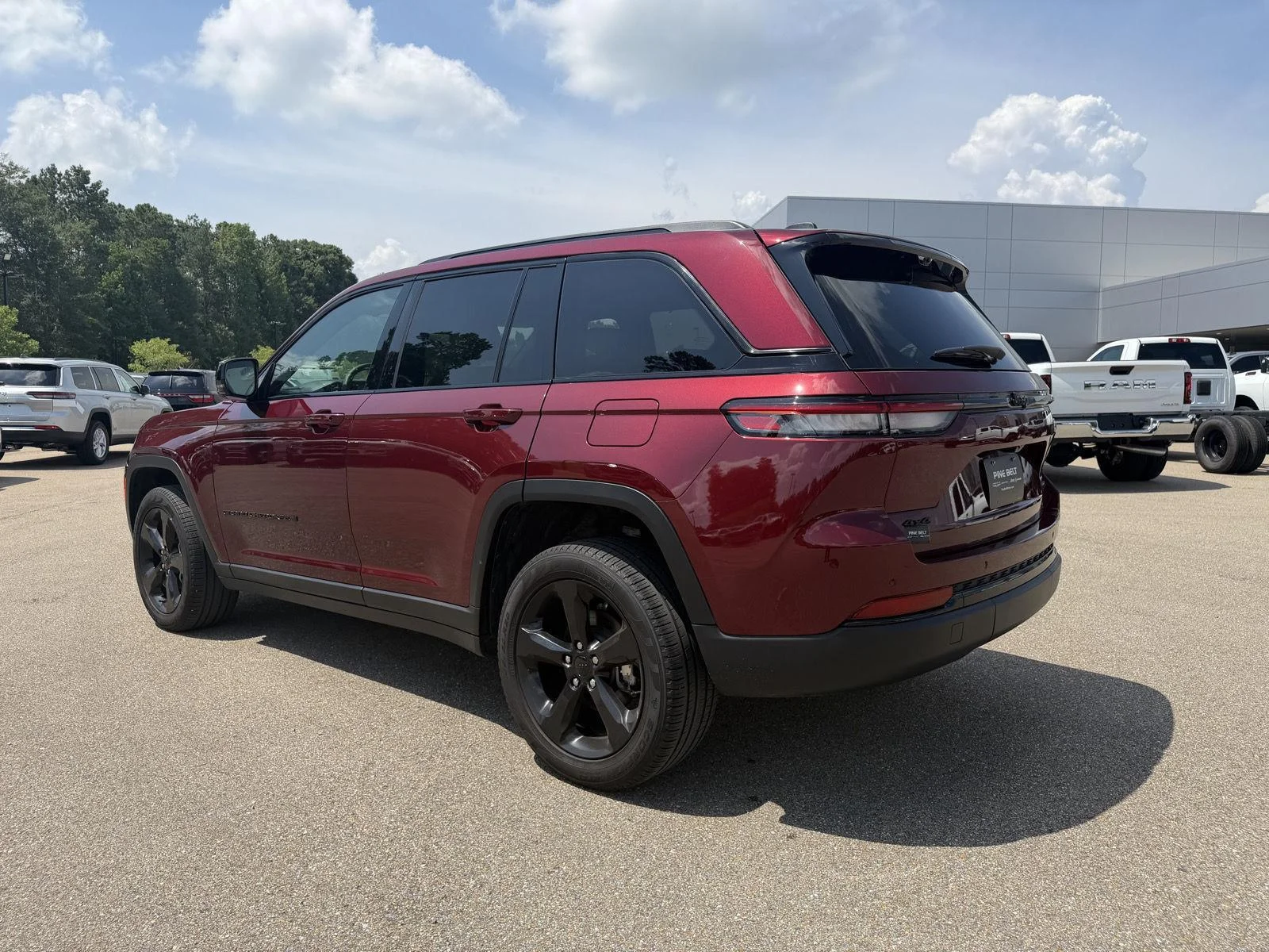 Used 2025 Velvet Red Pearlcoat Jeep Limited image 4