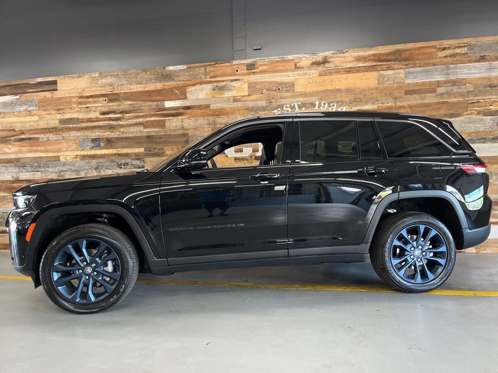 New 2026 Diamond Black Crystal Pearl-Coat Exterior Paint Jeep 85th Anniversary image 17