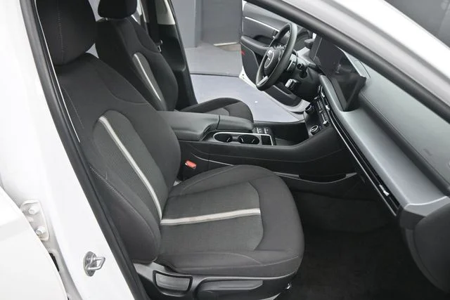 Used 2025 White Hyundai SEL image 14
