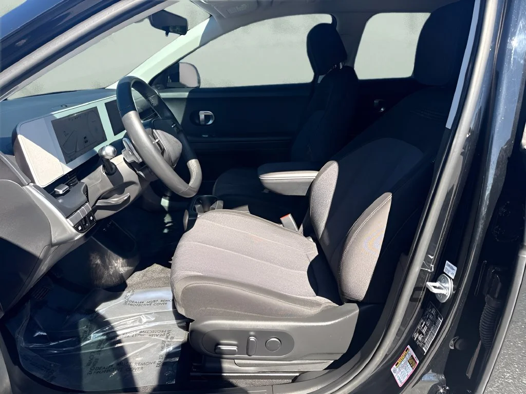 Used 2023 Black Hyundai SE image 9