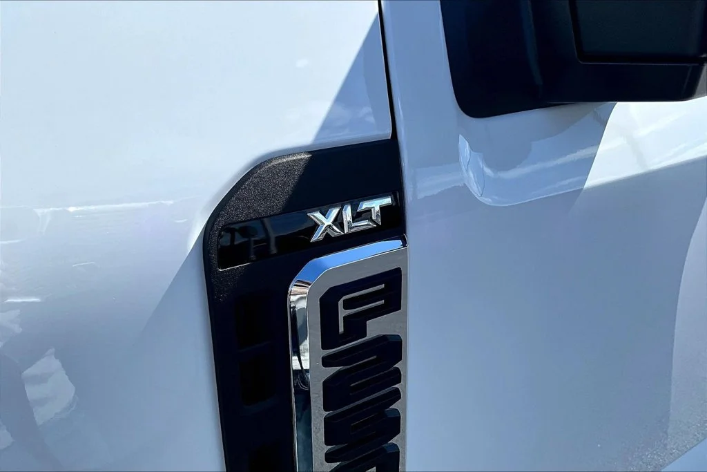 New 2027 Oxford White Ford F-250® XLT image 9