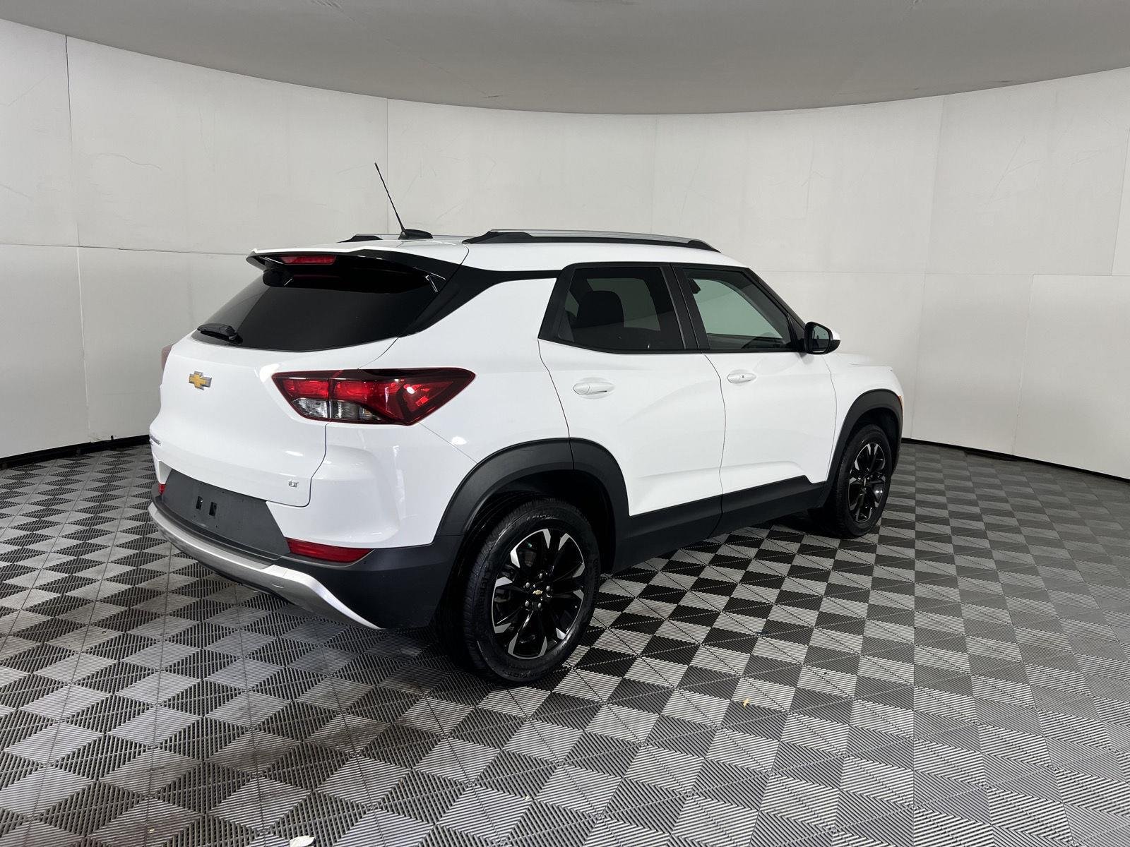 Used 2023 Summit White Chevrolet LT image 10