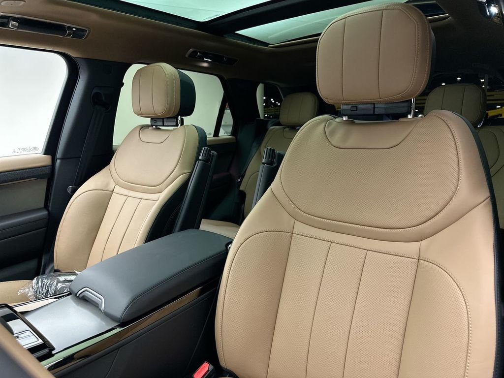 New 2026 Santorini Black Land Rover Dynamic SE image 10