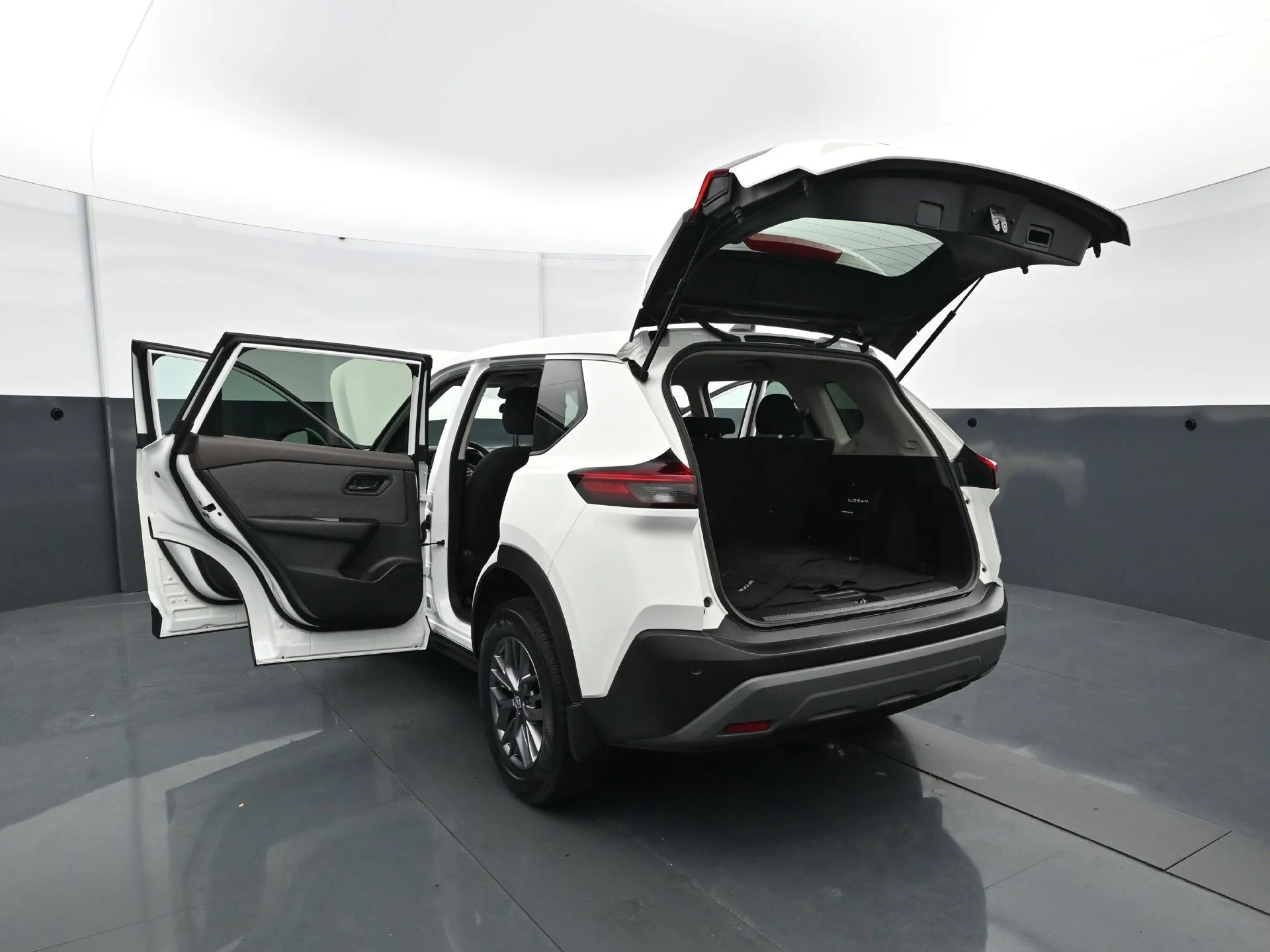 Used 2023 Glacier White Nissan S image 32