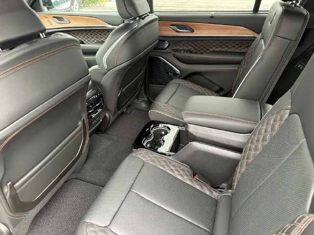 New 2027 Bright White Clear-Coat Paint Jeep Summit image 12