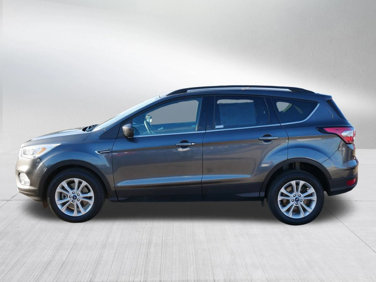 Used 2017 Magnetic Ford SE image 4