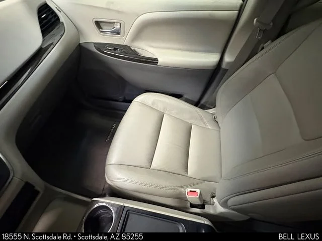 Used 2017  Toyota XLE image 19