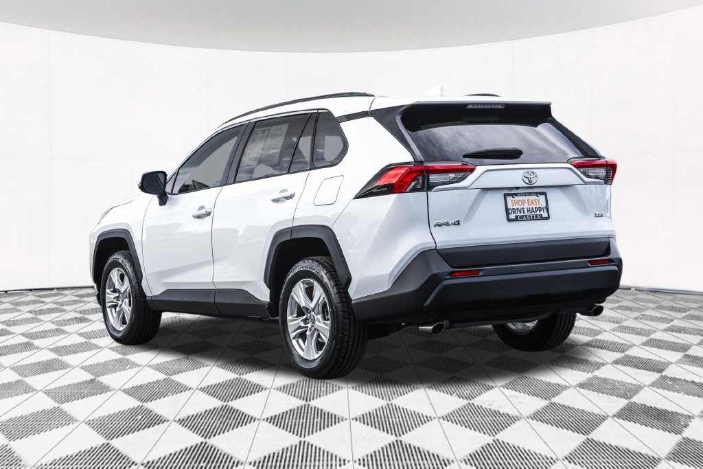 Used 2020 White Toyota XLE image 15