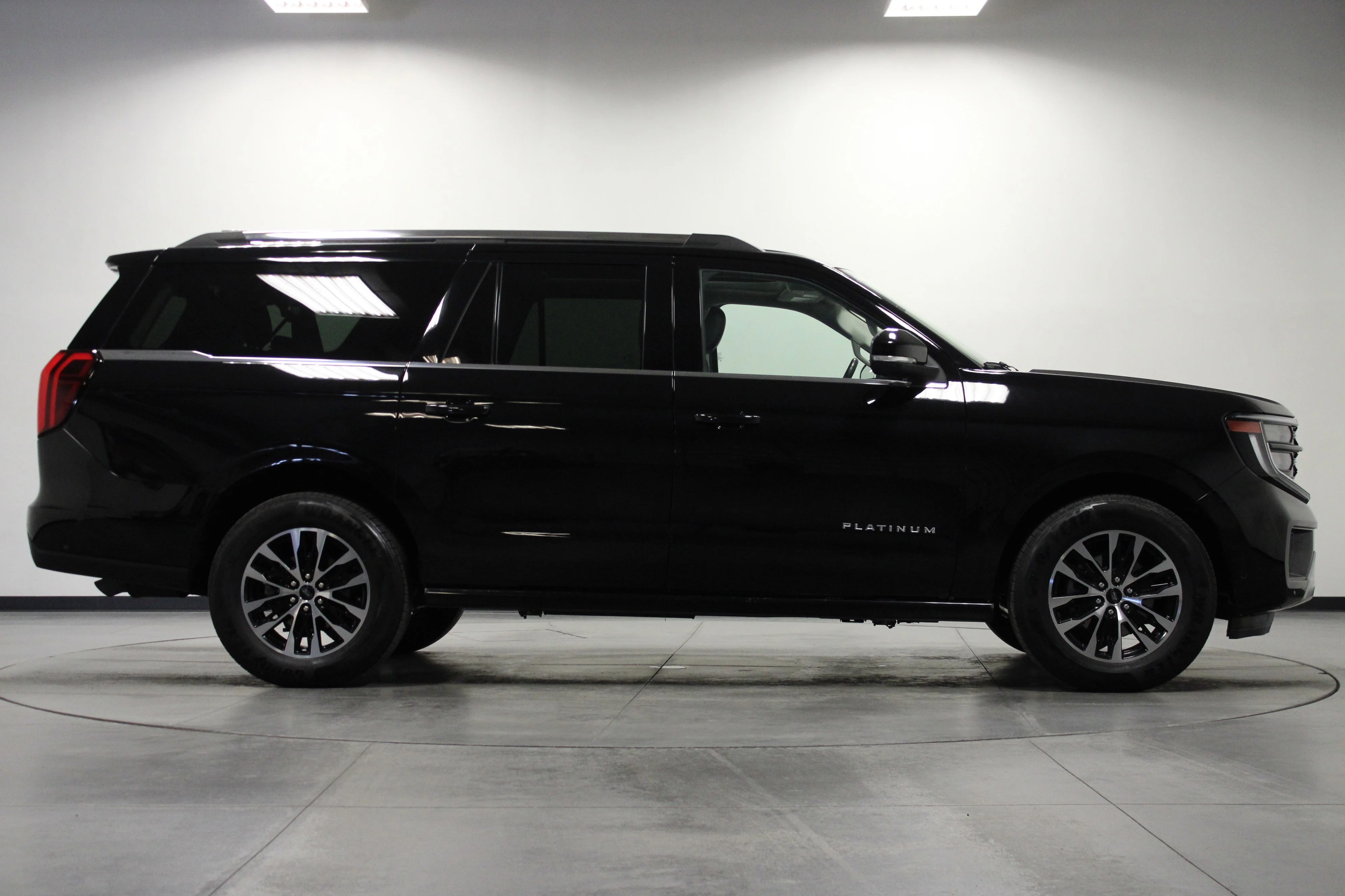 Used 2025 Black Metallic Ford Platinum image 3