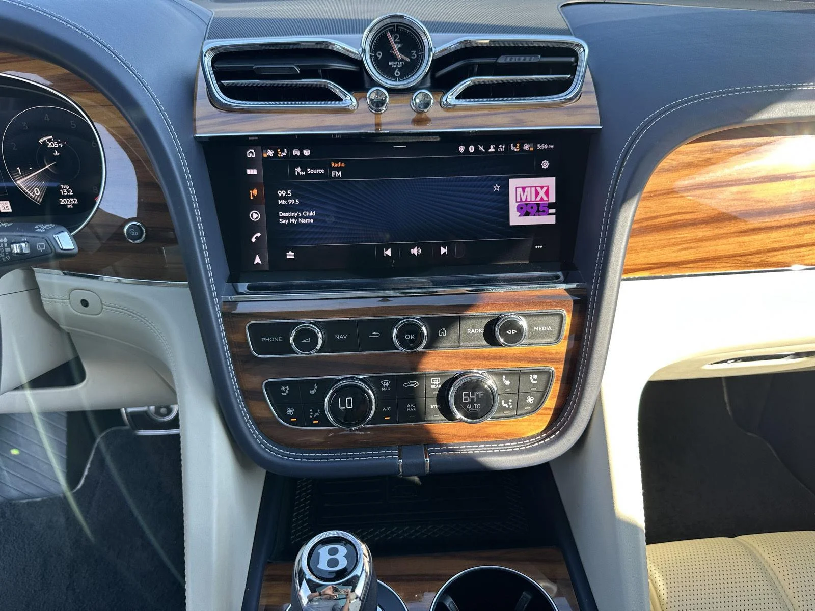 Used 2022 Dark Sapphire Bentley V8 image 31