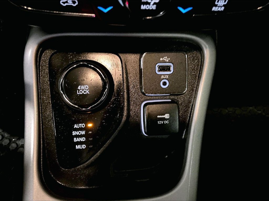 Used 2018 White Jeep Latitude image 27