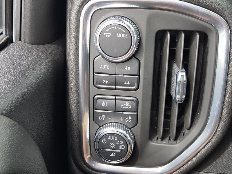 Used 2022 Onyx Black GMC 4WD CREW CAB 147" SLT image 29