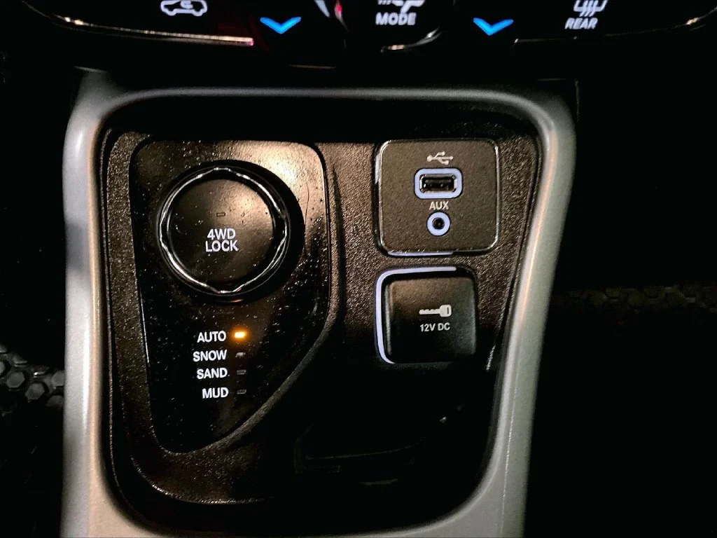 Used 2018 White Jeep Latitude image 27