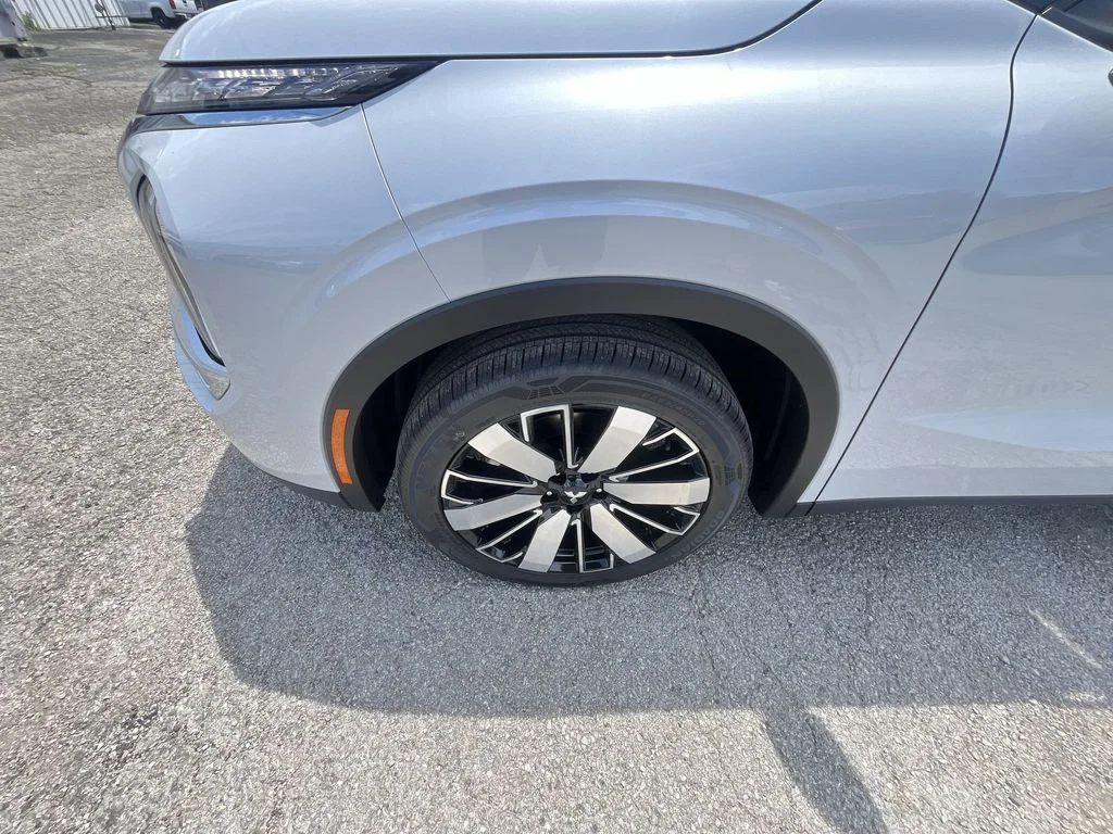 Used 2025 White Mitsubishi SE image 10