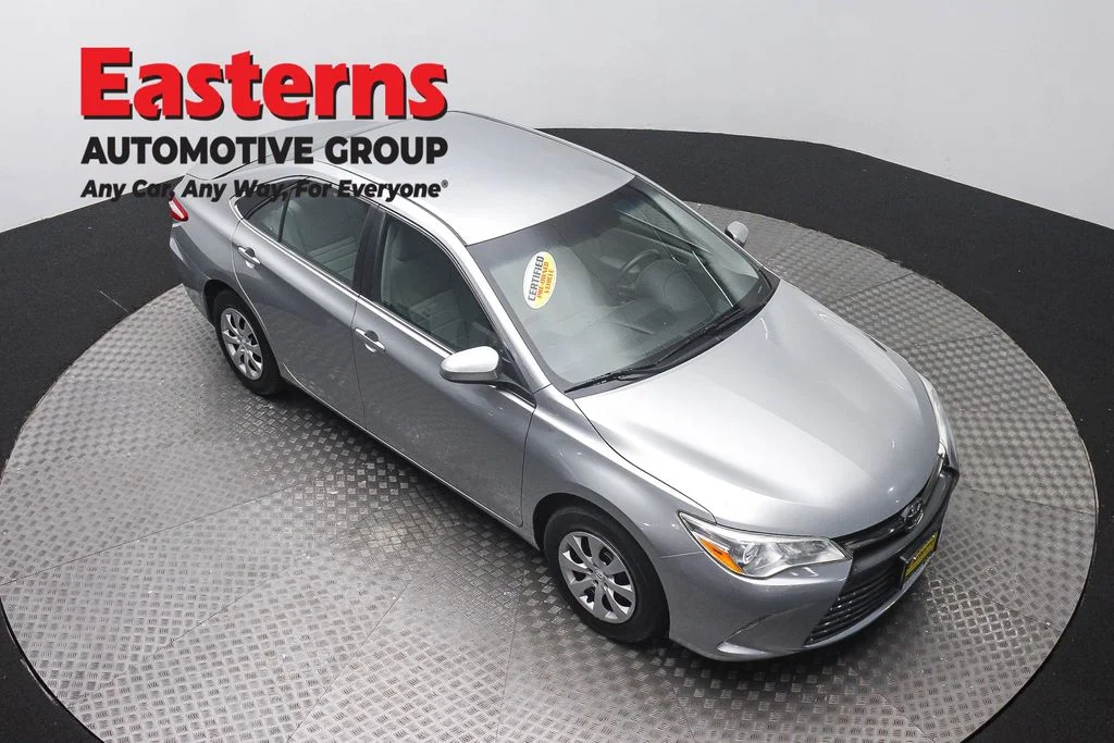 Used 2015 Silver Toyota LE image 3