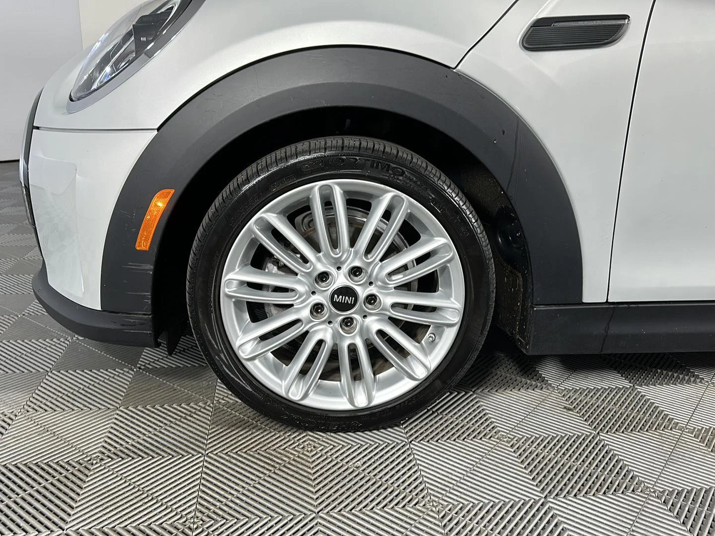 Used 2022 White Silver Metallic MINI Oxford Edition image 9