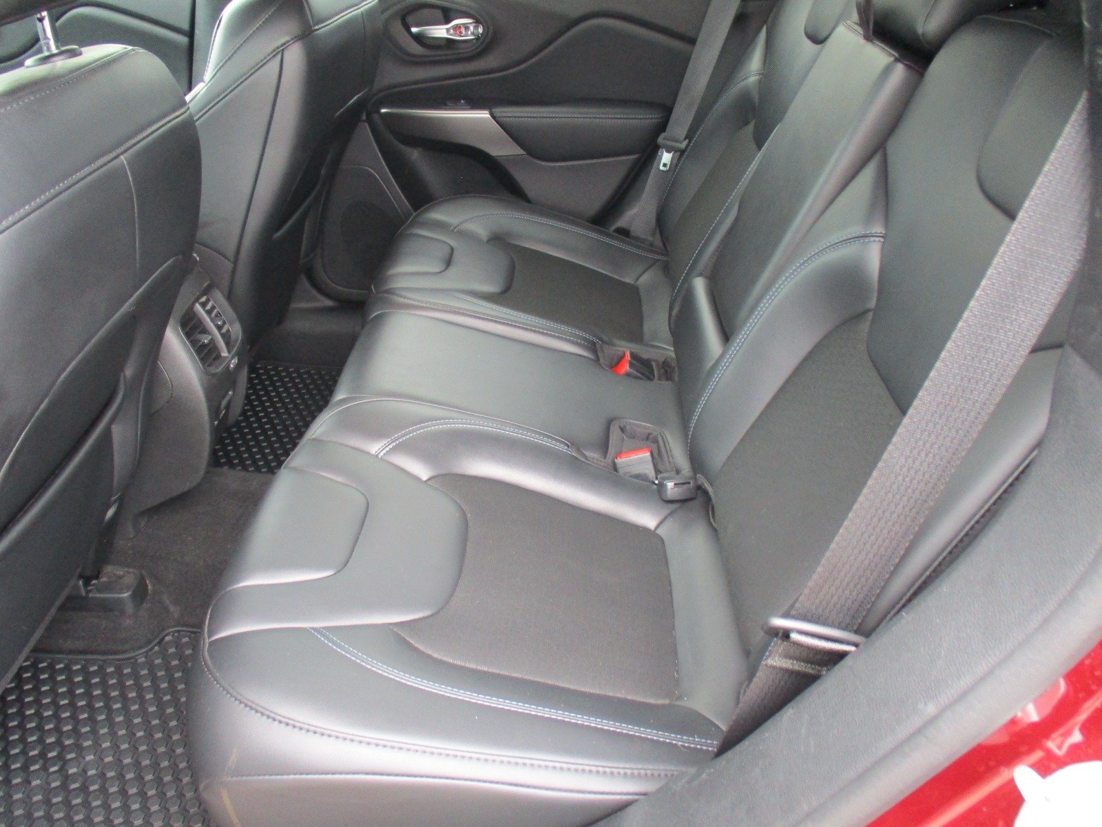 Used 2020 RED Jeep Latitude Plus image 15