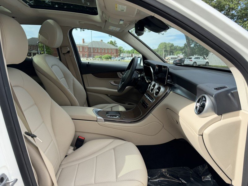 Certified Used 2022  Mercedes-Benz GLC 300 image 27